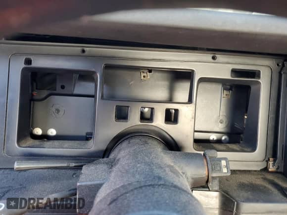 1988 Chevrolet Corvette с VIN 1G1YY3189J5121480, выставлен на аукционе Copart как лот 81990894 с пробегом Не указан миль и Чистый • Clean title. История ставок и продаж доступна на DreamBid. Изображение 9.