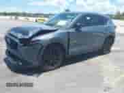 2023 Mazda CX-5 S Carbon Edition z VIN JM3KFBCM2P0200445, wystawiony jako IAAI lot #42745392 z przebiegiem 21 932 mil mil oraz . Historia ofert i sprzedaży dostępna na DreamBid. Obrazek 2.