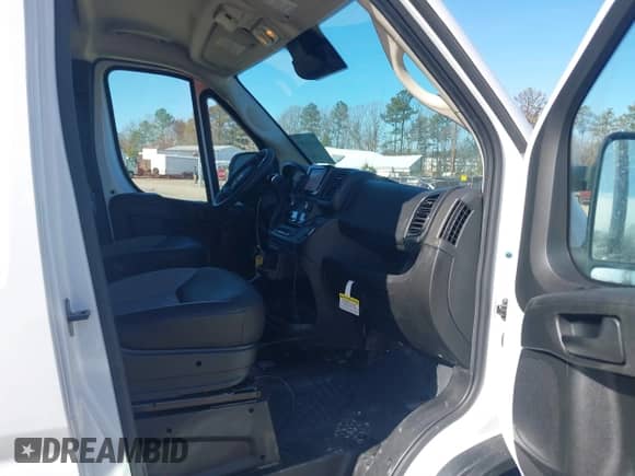 2025 Ram ProMaster Cargo Tradesman с VIN 3C6LRVVG0SE518973, выставлен на аукционе IAAI как лот 41434393 с пробегом 7 075 миль миль и . История ставок и продаж доступна на DreamBid. Изображение 5.