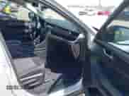 2023 Jeep Grand Cherokee Laredo z VIN 1C4RJJAG7P8818021, wystawiony jako IAAI lot #42735525 z przebiegiem 49 029 mil mil oraz . Historia ofert i sprzedaży dostępna na DreamBid. Obrazek 5.