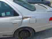 2001 Toyota Camry LE z VIN 4T1BF28K81U959631, wystawiony jako IAAI lot #42431888 z przebiegiem 165 638 mil mil oraz . Historia ofert i sprzedaży dostępna na DreamBid. Obrazek 6.