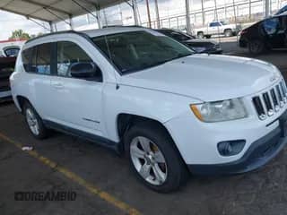 2011 Jeep Compass с VIN 1J4NT1FA3BD240989, выставлен на аукционе IAAI как лот 43454073 с пробегом 121 404 миль миль и . История ставок и продаж доступна на DreamBid. Изображение 1.