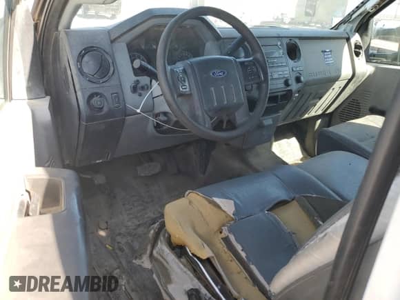 2013 Ford F-250 XL z VIN 1FT7X2A64DEA52619, wystawiony jako Copart lot #56963475 z przebiegiem 187 519 mil mil oraz Czysty tytuł • Clean title. Historia ofert i sprzedaży dostępna na DreamBid. Obrazek 8.