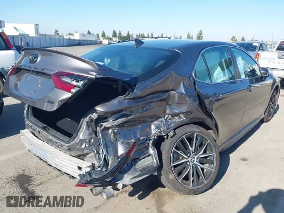 2023 Toyota Camry SE z VIN 4T1G11AK1PU835427, wystawiony jako IAAI lot #43400628 z przebiegiem 48 114 mil mil oraz . Historia ofert i sprzedaży dostępna na DreamBid. Obrazek 6.