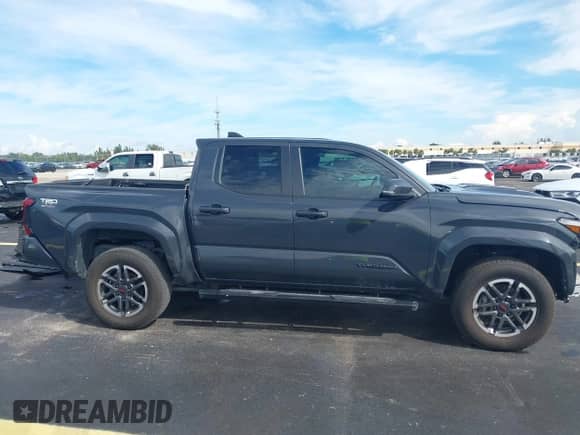 2024 Toyota Tacoma SR5 z VIN 3TYKB5FN6RT007410, wystawiony jako IAAI lot #43205199 z przebiegiem 26 768 mil mil oraz . Historia ofert i sprzedaży dostępna na DreamBid. Obrazek 14.