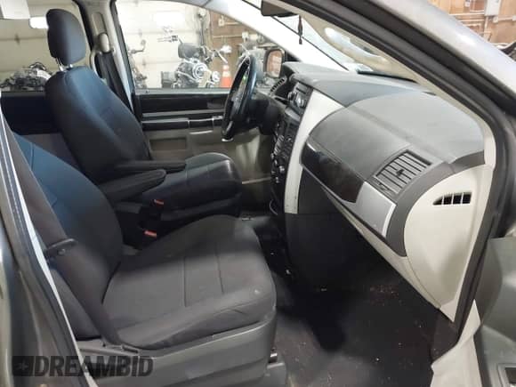 2010 Dodge Grand Caravan SXT z VIN 2D4RN5D14AR375635, wystawiony jako IAAI lot #43392212 z przebiegiem 375 376 mil mil oraz . Historia ofert i sprzedaży dostępna na DreamBid. Obrazek 5.