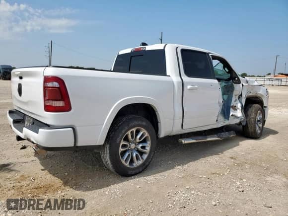 2020 Ram 1500 Laramie z VIN 1C6SRFJT7LN328315, wystawiony jako Copart lot #68271545 z przebiegiem 64 057 mil mil oraz Szkoda całkowita • Salvage title. Historia ofert i sprzedaży dostępna na DreamBid. Obrazek 3.
