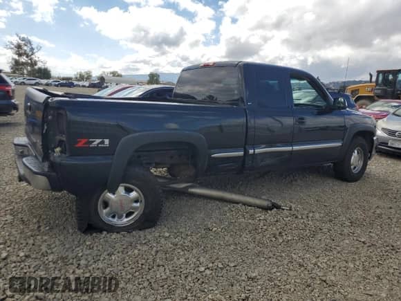 2001 GMC Sierra 1500 SLE z VIN 1GTEK19T71E322075, wystawiony jako Copart lot #81953495 z przebiegiem 205 987 mil mil oraz Szkoda całkowita • Salvage title. Historia ofert i sprzedaży dostępna na DreamBid. Obrazek 3.