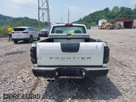 2001 Nissan Frontier XE z VIN 1N6DD21S61C318817, wystawiony jako IAAI lot #42445933 z przebiegiem 266 103 mil mil oraz . Historia ofert i sprzedaży dostępna na DreamBid. Obrazek 17.