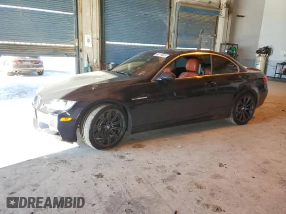 2011 BMW M3 z VIN WBSDX9C51BE399475, wystawiony jako Copart lot #90114655 z przebiegiem 62 769 mil mil oraz Szkoda całkowita • Salvage title. Historia ofert i sprzedaży dostępna na DreamBid. Obrazek 1.