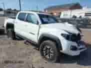 2023 Toyota Tacoma SR z VIN 3TYCZ5AN3PT159617, wystawiony jako IAAI lot #43235205 z przebiegiem Nie podano mil oraz . Historia ofert i sprzedaży dostępna na DreamBid. Obrazek 1.