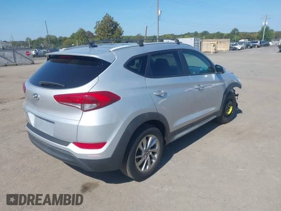 2017 Hyundai Tucson SE z VIN KM8J33A40HU412658, wystawiony jako IAAI lot #43239033 z przebiegiem 63 203 mil mil oraz . Historia ofert i sprzedaży dostępna na DreamBid. Obrazek 4.