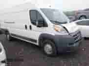 2018 Ram ProMaster Cargo z VIN 3C6URVJG7JE128140, wystawiony jako IAAI lot #42174435 z przebiegiem 101 826 mil mil oraz . Historia ofert i sprzedaży dostępna na DreamBid. Obrazek 1.