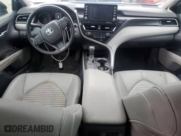 2021 Toyota Camry SE z VIN 4T1S11AK4MU450160, wystawiony jako Copart lot #56654905 z przebiegiem 68 192 mil mil oraz Czysty tytuł • Clean title. Historia ofert i sprzedaży dostępna na DreamBid. Obrazek 8.