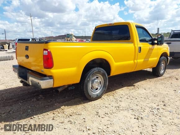 2011 Ford F-250 XL z VIN 1FTBF2A61BEC82600, wystawiony jako IAAI lot #43386101 z przebiegiem 195 000 mil mil oraz . Historia ofert i sprzedaży dostępna na DreamBid. Obrazek 4.
