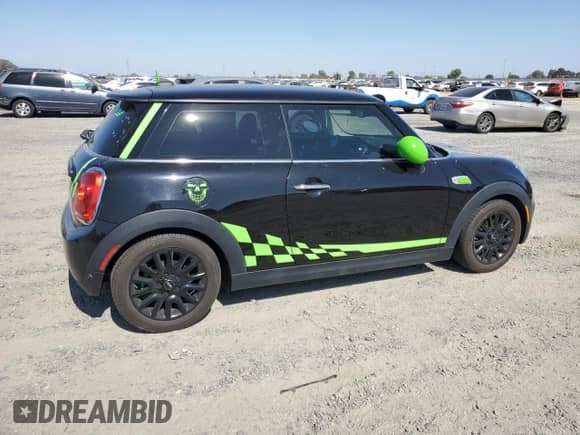 2018 MINI Hardtop Cooper with VIN WMWXP5C54J2G64015, listed as a Copart auction lot 61866865 with 32,927 mi miles and Salvage title. Bid and sale history available at DreamBid. Image 3.