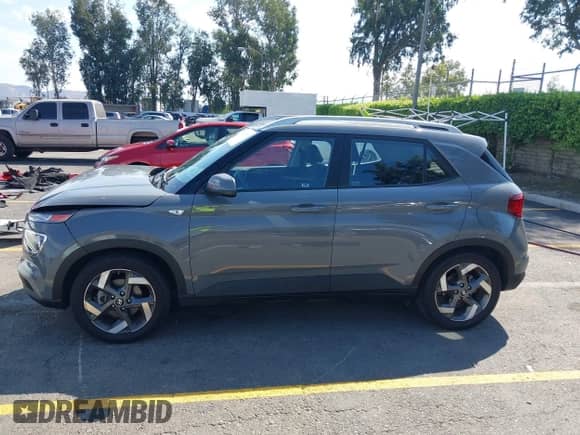 2023 Hyundai Venue SEL z VIN KMHRC8A32PU237058, wystawiony jako IAAI lot #43251531 z przebiegiem 16 521 mil mil oraz . Historia ofert i sprzedaży dostępna na DreamBid. Obrazek 14.