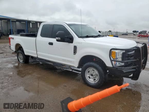 2017 Ford F-250 XLT z VIN 1FT7X2B67HED50926, wystawiony jako Copart lot #83875475 z przebiegiem 124 968 mil mil oraz Czysty tytuł • Clean title. Historia ofert i sprzedaży dostępna na DreamBid. Obrazek 4.