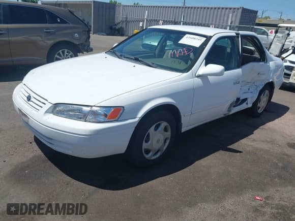 1997 Toyota Camry LE z VIN JT2BF22K6V0052184, wystawiony jako IAAI lot #42608245 z przebiegiem 188 191 mil mil oraz . Historia ofert i sprzedaży dostępna na DreamBid. Obrazek 2.
