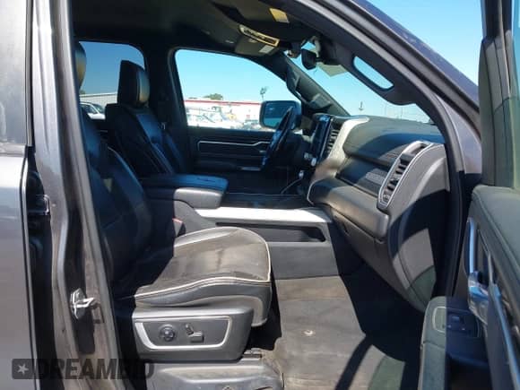 2019 Ram 1500 Laramie z VIN 1C6SRFJT4KN888646, wystawiony jako IAAI lot #42804286 z przebiegiem 109 257 mil mil oraz . Historia ofert i sprzedaży dostępna na DreamBid. Obrazek 5.