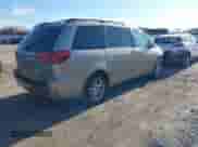 2005 Toyota Sienna XLE z VIN 5TDZA22CX5S385157, wystawiony jako IAAI lot #41622454 z przebiegiem 283 270 mil mil oraz . Historia ofert i sprzedaży dostępna na DreamBid. Obrazek 4.