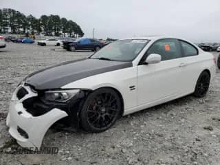 2011 BMW 3 Series 335i xDrive z VIN WBAKF9C50BE619087, wystawiony jako Copart lot #57871495 z przebiegiem Nie podano mil oraz Szkoda całkowita • Salvage title. Historia ofert i sprzedaży dostępna na DreamBid. Obrazek 1.