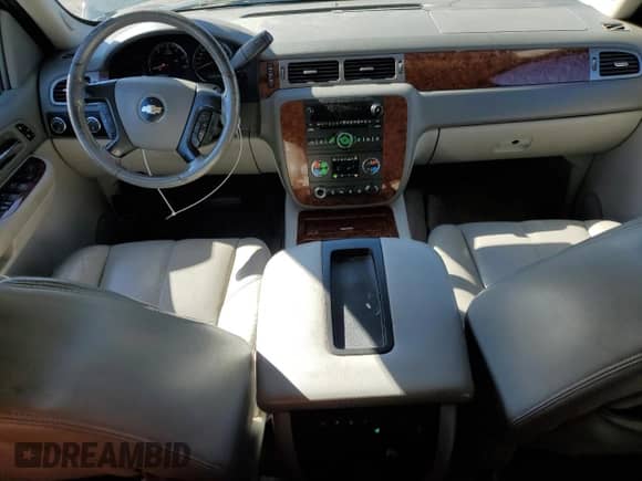 2008 Chevrolet Suburban 3LT with VIN 3GNFK16398G177110, listed as a Copart auction lot 82604595 with 268,924 mi miles and Clean title. Bid and sale history available at DreamBid. Image 8.