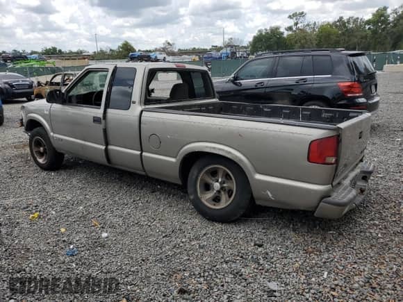 2002 Chevrolet S-10 LS with VIN 1GCCS19W128248718, listed as a Copart auction lot 64842935 with Not provided miles and Non repairable. Bid and sale history available at DreamBid. Image 2.
