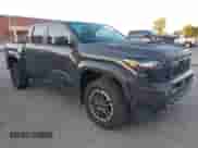 2024 Toyota Tacoma SR5 z VIN 3TMLB5JN8RM080821, wystawiony jako IAAI lot #43198796 z przebiegiem 13 169 mil mil oraz . Historia ofert i sprzedaży dostępna na DreamBid. Obrazek 1.