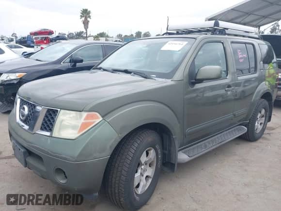 2005 Nissan Pathfinder LE z VIN 5N1AR18U15C703244, wystawiony jako IAAI lot #42194764 z przebiegiem 220 989 mil mil oraz . Historia ofert i sprzedaży dostępna na DreamBid. Obrazek 2.