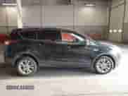 2017 Ford Escape SE z VIN 1FMCU9G93HUA51521, wystawiony jako IAAI lot #43052205 z przebiegiem 93 947 mil mil oraz . Historia ofert i sprzedaży dostępna na DreamBid. Obrazek 13.