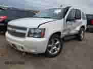 2014 Chevrolet Tahoe LTZ z VIN 1GNSKCE02ER115710, wystawiony jako IAAI lot #40946802 z przebiegiem 212 912 mil mil oraz . Historia ofert i sprzedaży dostępna na DreamBid. Obrazek 2.