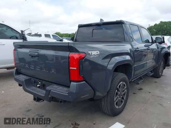 2024 Toyota Tacoma SR5 z VIN 3TMLB5JN2RM051282, wystawiony jako IAAI lot #42370502 z przebiegiem 3 932 mil mil oraz . Historia ofert i sprzedaży dostępna na DreamBid. Obrazek 4.