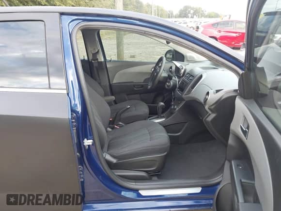 2013 Chevrolet Sonic LT с VIN 1G1JC5SH2D4168340, выставлен на аукционе IAAI как лот 43168491 с пробегом 147 319 миль миль и . История ставок и продаж доступна на DreamBid. Изображение 5.