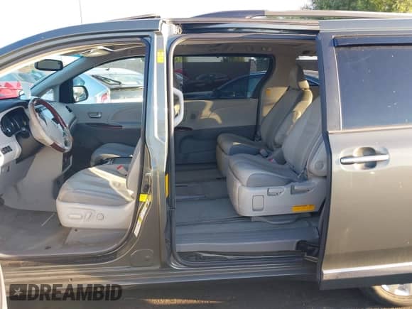 2013 Toyota Sienna XLE AAS с VIN 5TDYK3DC8DS303565, выставлен на аукционе IAAI как лот 43243035 с пробегом 87 230 миль миль и . История ставок и продаж доступна на DreamBid. Изображение 8.