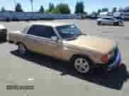 1983 Mercedes-Benz 300 z VIN WDBAB53A2DB002731, wystawiony jako Copart lot #63855935 z przebiegiem 263 251 mil mil oraz Czysty tytuł • Clean title. Historia ofert i sprzedaży dostępna na DreamBid. Obrazek 4.