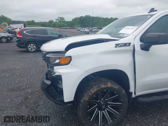 2022 Chevrolet Silverado 1500 Custom Trail Boss z VIN 3GCPYCEL6NG108492, wystawiony jako IAAI lot #42362191 z przebiegiem 46 701 mil mil oraz . Historia ofert i sprzedaży dostępna na DreamBid. Obrazek 6.