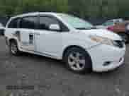 2013 Toyota Sienna XLE AAS z VIN 5TDYK3DC5DS332425, wystawiony jako Copart lot #84026495 z przebiegiem 98 144 mil mil oraz Szkoda całkowita • Salvage title. Historia ofert i sprzedaży dostępna na DreamBid. Obrazek 4.