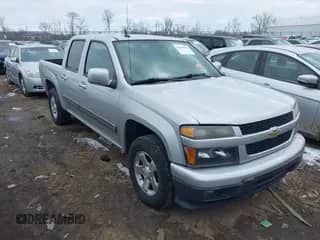 2010 Chevrolet Colorado 1LT z VIN 1GCDSCDE0A8125747, wystawiony jako IAAI lot #41634604 z przebiegiem 120 215 mil mil oraz . Historia ofert i sprzedaży dostępna na DreamBid. Obrazek 1.