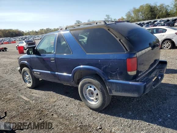 2001 Chevrolet Blazer LS z VIN 1GNCT18W21K182784, wystawiony jako Copart lot #76004174 z przebiegiem 153 833 mil mil oraz Szkoda całkowita • Salvage title. Historia ofert i sprzedaży dostępna na DreamBid. Obrazek 2.