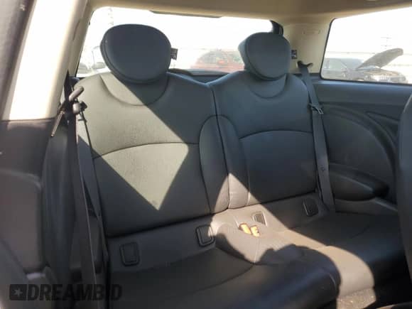 2012 MINI Hardtop с VIN WMWSU3C52CT260986, выставлен на аукционе Copart как лот 81976875 с пробегом 130 257 миль миль и Списание • Salvage title. История ставок и продаж доступна на DreamBid. Изображение 10.