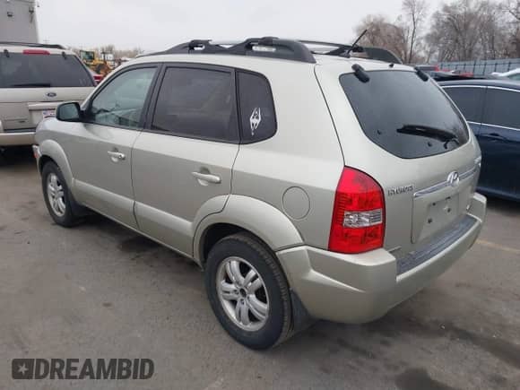 2007 Hyundai Tucson SE z VIN KM8JN72D47U492545, wystawiony jako IAAI lot #41727816 z przebiegiem 203 065 mil mil oraz . Historia ofert i sprzedaży dostępna na DreamBid. Obrazek 3.