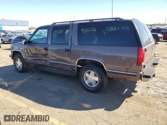 1998 Chevrolet Suburban z VIN 1GNFK16R6WJ306534, wystawiony jako Copart lot #75030844 z przebiegiem 230 869 mil mil oraz Czysty tytuł • Clean title. Historia ofert i sprzedaży dostępna na DreamBid. Obrazek 2.