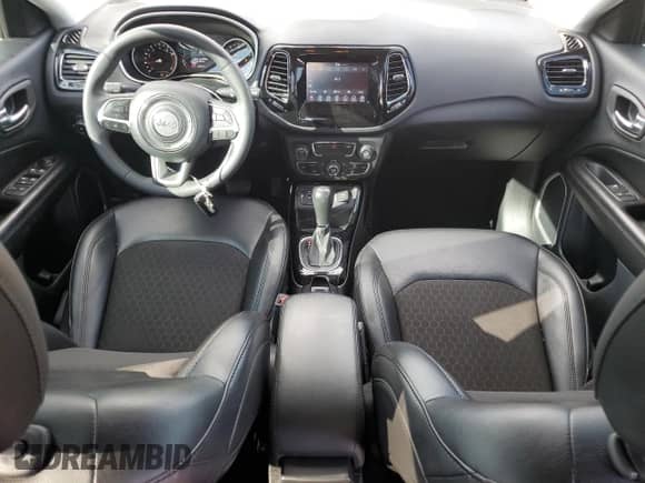 2021 Jeep Compass Altitude z VIN 3C4NJCBBXMT526972, wystawiony jako Copart lot #84058195 z przebiegiem 41 617 mil mil oraz Szkoda całkowita • Salvage title. Historia ofert i sprzedaży dostępna na DreamBid. Obrazek 8.