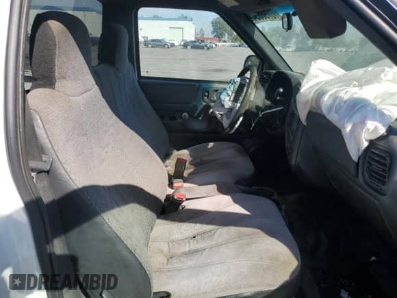 2001 Chevrolet S-10 LS z VIN 1GCCS14W318159304, wystawiony jako Copart lot #73798854 z przebiegiem 304 158 mil mil oraz Szkoda całkowita • Salvage title. Historia ofert i sprzedaży dostępna na DreamBid. Obrazek 10.