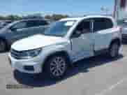 2017 Volkswagen Tiguan Wolfsburg Edition z VIN WVGRV7AX4HW502964, wystawiony jako IAAI lot #42538054 z przebiegiem 104 530 mil mil oraz . Historia ofert i sprzedaży dostępna na DreamBid. Obrazek 17.
