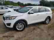 2018 Kia Sorento LX z VIN 5XYPG4A52JG393488, wystawiony jako Copart lot #84055545 z przebiegiem 222 304 mil mil oraz Czysty tytuł • Clean title. Historia ofert i sprzedaży dostępna na DreamBid. Obrazek 1.