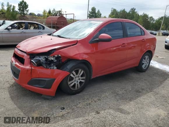 2012 Chevrolet Sonic LS z VIN 1G1JA5SH8C4149814, wystawiony jako Copart lot #81399975 z przebiegiem 97 391 mil mil oraz Szkoda całkowita • Salvage title. Historia ofert i sprzedaży dostępna na DreamBid. Obrazek 1.