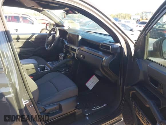 2024 Toyota Tacoma SR5 z VIN 3TMKB5FN7RM004138, wystawiony jako IAAI lot #41428936 z przebiegiem 13 625 mil mil oraz . Historia ofert i sprzedaży dostępna na DreamBid. Obrazek 5.