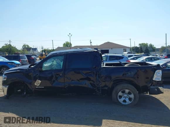 2025 Ram 1500 Big Horn z VIN 1C6RRFFG3SN517648, wystawiony jako IAAI lot #43193323 z przebiegiem 8 492 mil mil oraz . Historia ofert i sprzedaży dostępna na DreamBid. Obrazek 13.